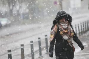 Avertizare ANM. Meteorologii anunţă Cod galben de ninsori şi vânt puternic