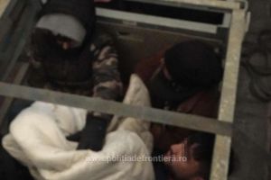 Patru cetateni din Irak si unul din Siria ascunsi intr-un camion cu butelii, depistati la P.T.F. Calafat (galerie foto)