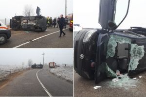 UPDATE. FOTO. Accident rutier GRAV la Lunca Mureşului. Un microbuz cu 8 PASAGERI s-a răsturnat, 5 având nevoie de îngrijiri medicale