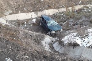 FOTO – Accident pe DN14 – Maşină răsturnată şi o persoană rănită