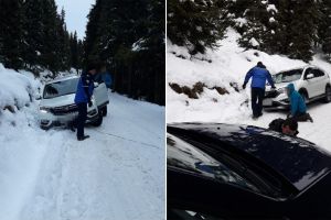 FOTO-VIDEO. Un bărbat a solicitat sprijinul jandarmilor montani, după ce a derapat cu maşina şi a intrat în şanţ, lângă domeniul schiabil Șureanu