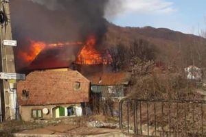 Incendiu violent la Moroieni! Casă mistuită de flăcări