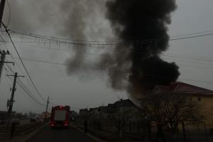 Incendiu la Uriu. Au ars un atelier de tâmplărie şi o anexă (FOTO)