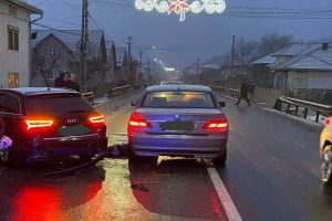 Mureşenii Bârgăului: A încetinit să evite un câine, o altă maşină l-a lovit din spate. Cine a fost amendat