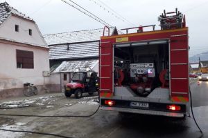 FOTO – Incendiu la o casă din Agârbiciu – A pornit din cauza unui coş de fum