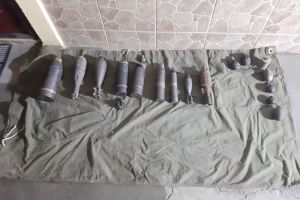 Ar fi putut arunca în aer tot centrul Oradiei! Aproape 500 de bombe şi alte sute de proiectile, ridicate din casa orădeanului rănit în urma unei explozii