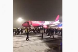 VIDEO – Un avion Wizz Air cu pasageri romani la bord a luat foc – Panică printre călători