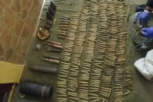 Ar fi putut arunca în aer tot centrul Oradiei! Aproape 500 de bombe şi alte sute de proiectile, ridicate din casa orădeanului rănit în urma unei explozii (FOTO / VIDEO)