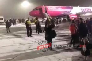 Panică pe Aeroportul din Debreţin: Pasagerii unui avion Wizz Air, între care şi români, au fost evacuaţi pe tobogane după ce a fost raportat un incendiu la aeronavă (VIDEO)