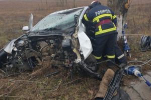Impact violent in judetul Tulcea: Doua persoane, incarcerate dupa ce un autoturism s-a izbit de un copac (galerie foto)