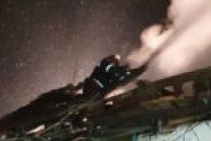 Incendiu violent la o casă din Berzovia