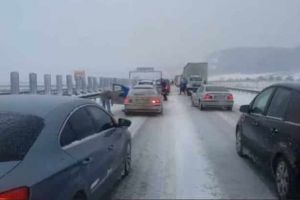 Vremea dă bătăi de cap şoferilor. Trafic în condiţii de iarnă pe Autostrada A1, între Alba şi Sibiu, din cauza ninsorii abundente