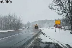 VIDEO – Trafic în condiţii de iarnă pe A1, Sibiu – Deva. Ninge şi pe Valea Oltului şi Transfăgărăşan