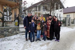 Până în Ajunul Bobotezei, preoţii sfinţesc locuinţele creştinilor (FOTO)