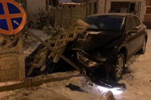 FOTO. Accident în judeţul vecin. A doborât un gard, apoi a fugit. Cheile, în contact