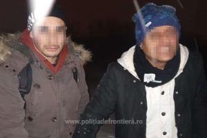 FOTO. Patru cetăţeni străini, opriţi de poliţiştii sătmăreni la frontiera cu Ungaria
