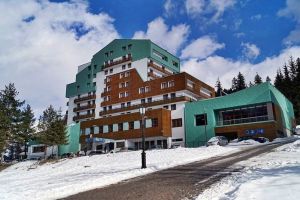 Pericol social: cu 1,01 mg/l alcool pur în aerul expirat şi cu un permis de conducere falsificat, în statiune