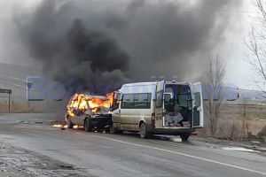 FOTO & VIDEO Accident şocant la Botoşani! Un autoturism a luat foc după ciocnirea cu un microbuz