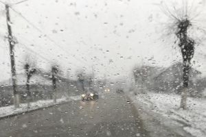 Vreme în răcire şi ninsori la Botoşani. Cum se circulă pe drumurile naţionale