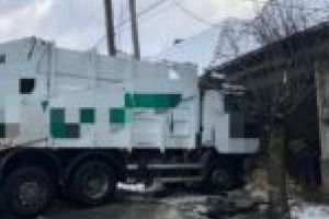 Doi stâlpi şi două case din Câlnic au devenit ţinta unei maşini a societăţii Brantner