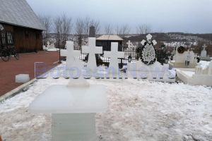 FOTO Tradiţia crucilor de gheaţă, de Bobotează. Câţiva localnici dintr-un sat din Botoşani au scos gheaţă pentru cruci de la barajul Rogojeşti