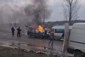 Un pompier din Botoşani devine erou după accidentul de la Blândeşti. A scos o femeie dintr-o maşină în flăcări