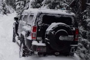 FOTO: Noi intervenţii ale jandarmilor montani în zona Munţilor Șureanu: Două familii au fost salvate de jandarmi după ce au rămas blocate în maşini din cauza zăpezii prea mari