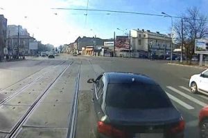 VIDEO| Nici chiar un BMW nu poate face faţă unui tramvai furios: Cum a fost „disciplinat” un şofer care circula pe şine