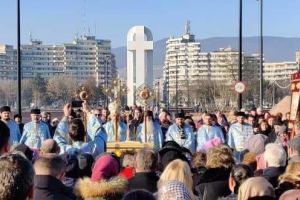 LIVE VIDEO| Slujba de sfinţire a apei de Bobotează: Peste 1.000 de credincioşi se roagă la Catedrala Reîntregirii din Alba Iulia