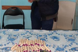 FOTO! Individ amendat de poliţiştii locali botoşăneni, după o distracţie cu petarde