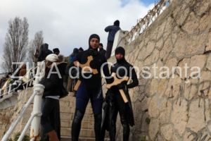 Cele trei cruci, aruncate in apele Marii Negre de IPS Teodosie, recuperate de trei tineri curajosi (galerie foto)  