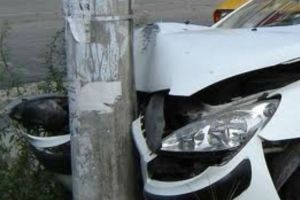Tânără accidentată uşor, în comuna Zetea, după ce s-a oprit cu autoturismul într-un stâlp