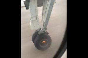 VIDEO – Roata unui avion se desprinde în timp ce aterizează – Incident filmat de un pasager