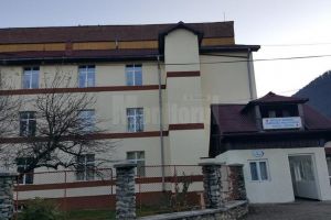 Bărbat cu degete retezate de un utilaj, la locul de muncă
