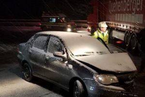 Ciocnire între o maşină şi un tir, pe DN 1