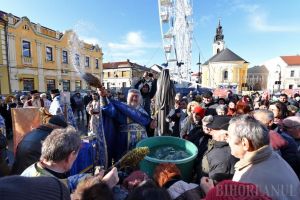 Gerul Bobotezei: Mai puţini credincioşi decât în anii trecuţi la slujbele de sfinţire a apelor de la Biserica cu Lună şi Catedrala greco-catolică Sfântul Nicolae (FOTO / VIDEO)