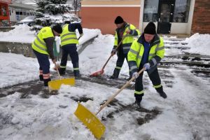 Peste 200 de tone de sare şi zeci de utilaje de deszăpezire folosite pentru deszăpezirea  ...