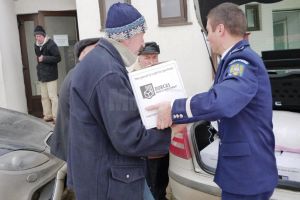 Acţiuni desfăşurate de poliţişti pentru ajutarea persoanelor fără adăpost, în ...