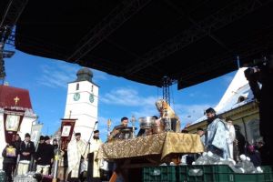 Mitropolitul Ardealului s-a enervat de Bobotează în Piaţa Mare – „De ce trebuie să ne dăm în spectacol?”