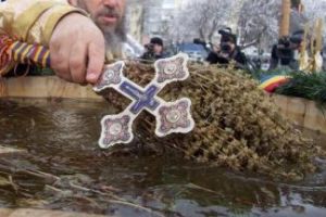 Traditii de Boboteaza la Braila / Un tanar a prins Crucea pentru a treia oara