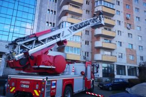 Cade tencuiala de pe blocul cu 8 etaje, pe strada Eremia Grigorescu din Ploiesti