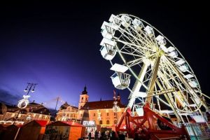 Ultimele zile pentru bradul din Piaţa Mare – Veste bună despre patinoar şi Roata Panoramică