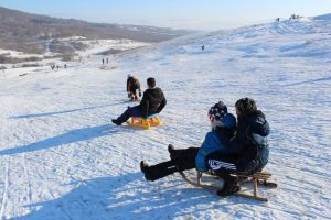 Dealul Budacului şi patinoarul, luate cu asalt de copii îmbujoraţi (FOTO)