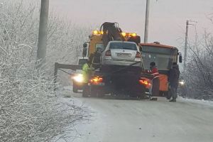 FOTO. Sătmărean, accident pe un drum înzăpezit din Maramureş. A ieşit cu maşina în decor