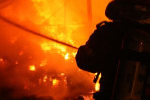 Panică la căminele de pe strada Cernei, după ce o butelie a luat foc!