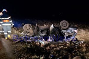 FOTO BMW distrus pe un drum din Botoşani. Trei tineri au scăpat cu viaţă ca prin minune. Ei sunt acum în spital