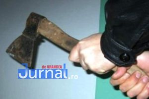 Bărbat din Reghiu arestat preventiv după ce a sărit cu toporul la poliţişti