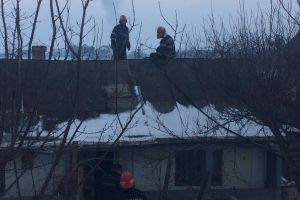 Două gospodării din Botoşani, în flăcări. 18 pompieri militari şi voluntari au intervenit