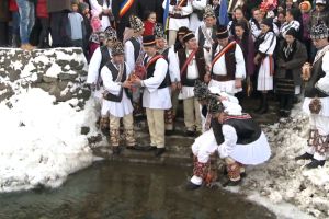 Sărbătoare mare la Tălmăcel – un sfert dintre locuitorii satului botezaţi astăzi în râu