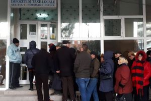 Coadă la plata impozitelor